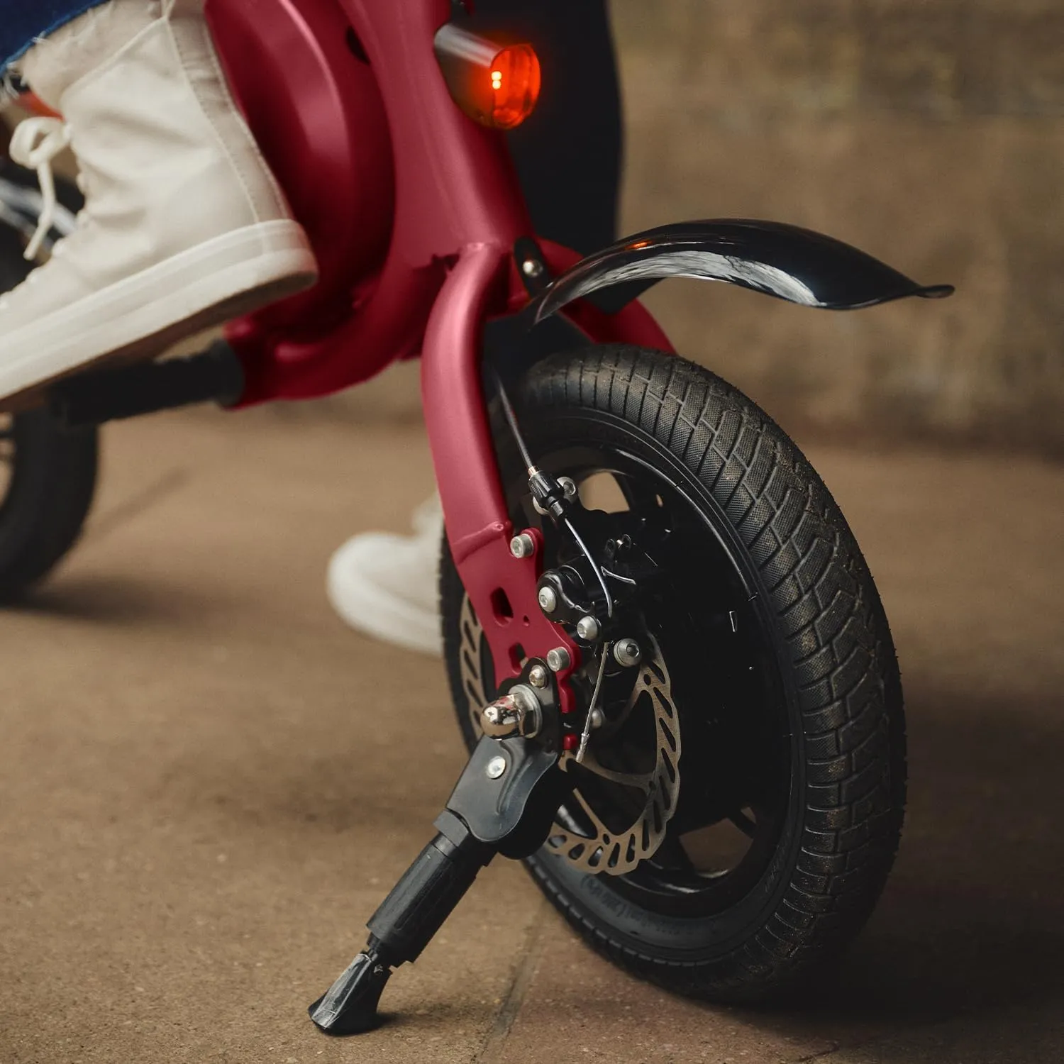 Jetson Bolt Folding Electric Ride-On Bike, Easy-Folding, Built-in Carrying Handle, Twist Throttle, Up to 15.5 MPH, Ages 13 