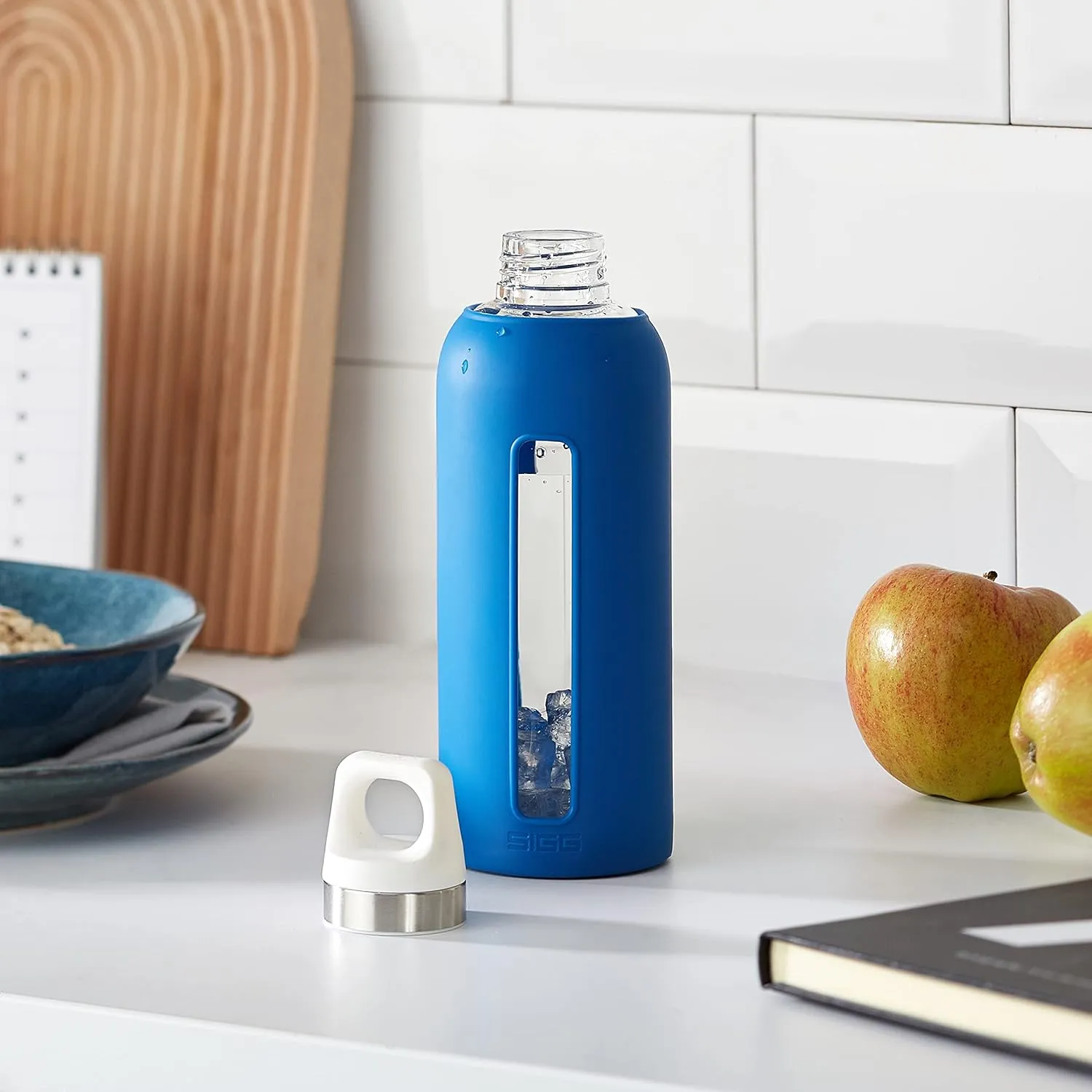 SIGG - Star Water Bottle - BPA-Free, Leak-Proof Glass Bottle, Anti-Shock - Non-Slip Silicone Case - Designed in Switzerland - Electric Blue - 17 Oz