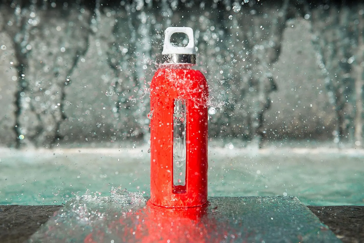 SIGG - Star Water Bottle - BPA-Free, Leak-Proof Glass Bottle, Anti-Shock - Non-Slip Silicone Case - Designed in Switzerland - Shade - 17 Oz