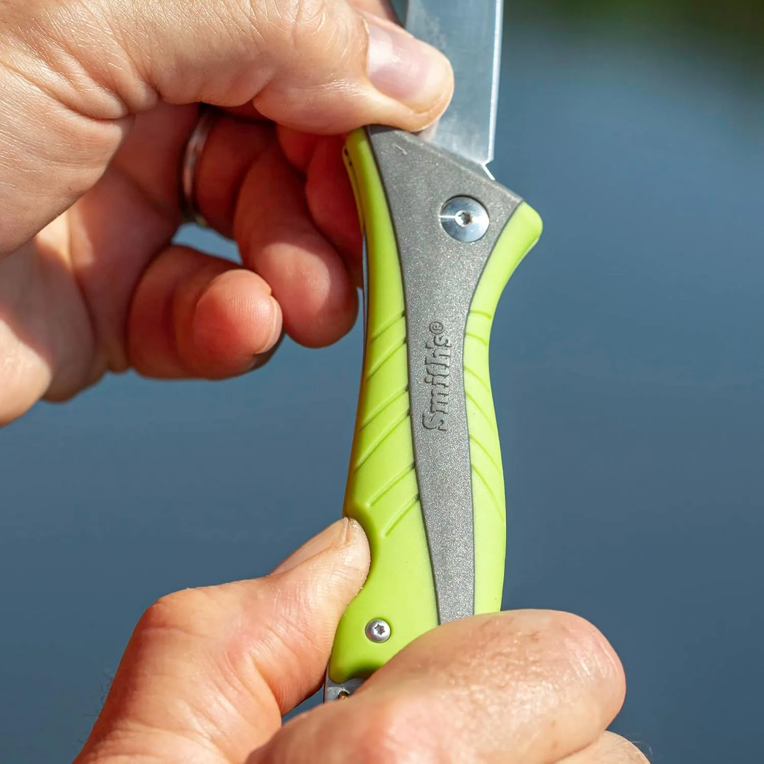 Smith’s RegalRiver 4-Inch Folding Flex Fillet Knife – Green – Stainless Steel Locking Blade – Pocket Knife – Fisherman Accessory – Carabiner – Portable – Fish Cleaning & Deboning