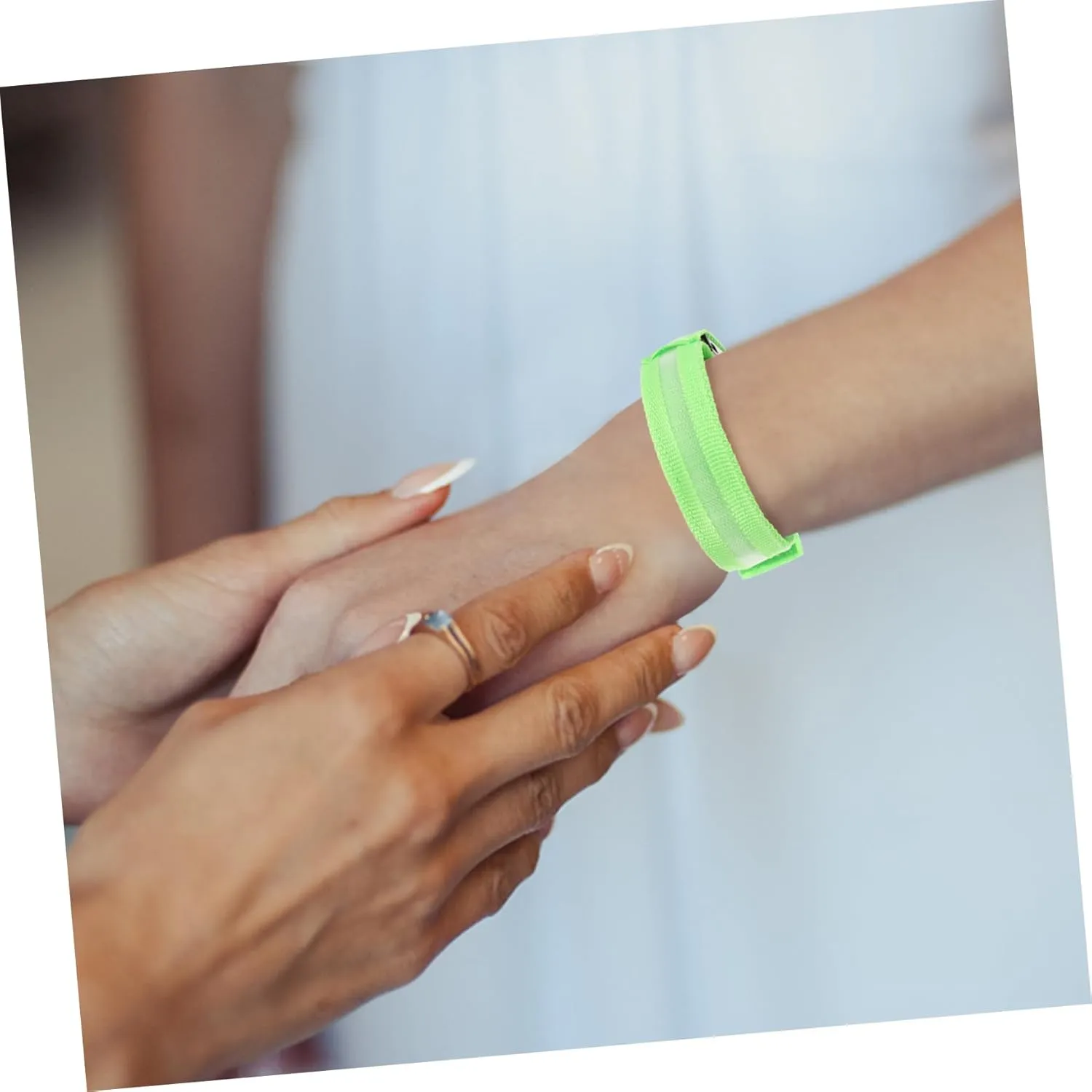 Toyvian Night Sports Armbands Rechargeable Light Up Wristbands for Running High Visibility Glow Bracelets for